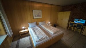 Hell eingerichtetes Doppelzimmer im Hotel Garni Klostermann Huntetal