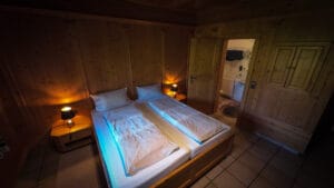 Modernes Zimmer mit TV und Minibar im Gästehaus Tirol Goldenstedt